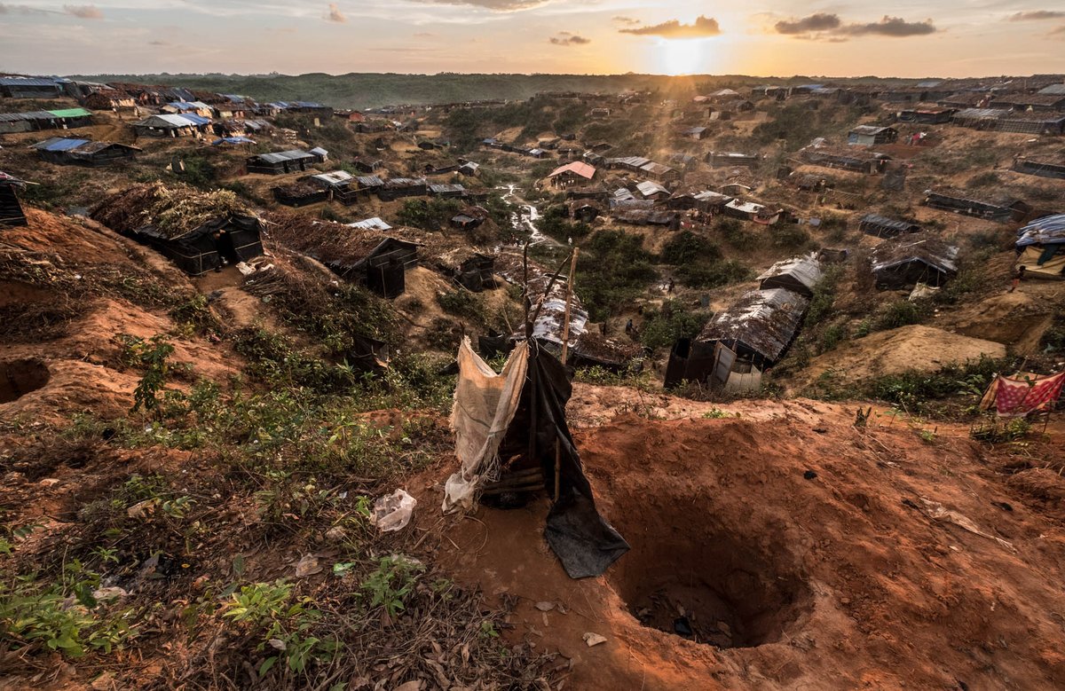 Bangladesh, Thengkhali Camp: Erdlöcher, die im wahrsten Wortsinn als öffentliche Toiletten dienen. Foto: Tommy Trenchard, Oxfam