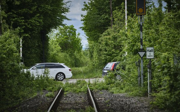 Was sollen da die Schienen? Hauptsache, der Straßenverkehr rollt. 