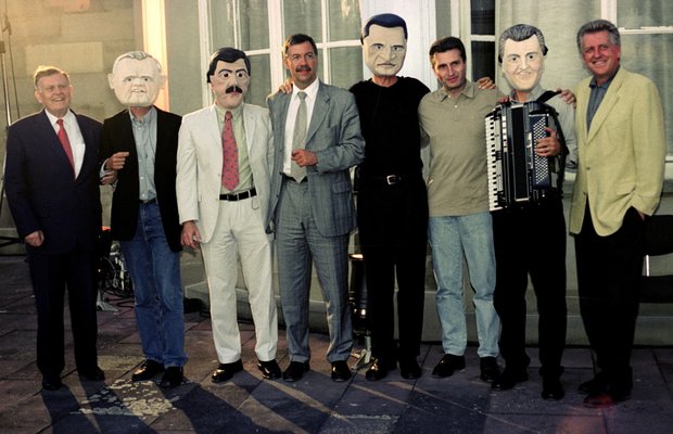 Lustig, lustig: Sommerfest der Landespressekonferenz im Juli 2001.