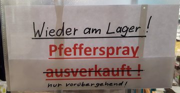 Da oder alle? Schild an der Tür eines Stuttgarter Waffenladens. Foto: Kontext