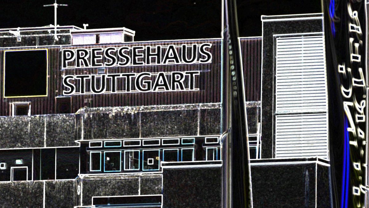 Pressehaus Stuttgart: Die Zukunft ist duster, der Rollladen unten. Foto: Joachim E. Röttgers