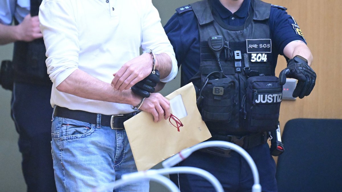 In Stuttgart-Stammheim steht der militärische Flügel einer Reichsbürger-Gruppe vor Gericht. Foto: Bernd Weissbrod/dpa