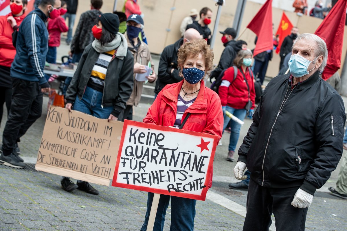 Generationen, Gruppen und Slogans sind auf dem Marktplatz bunt gemischt.