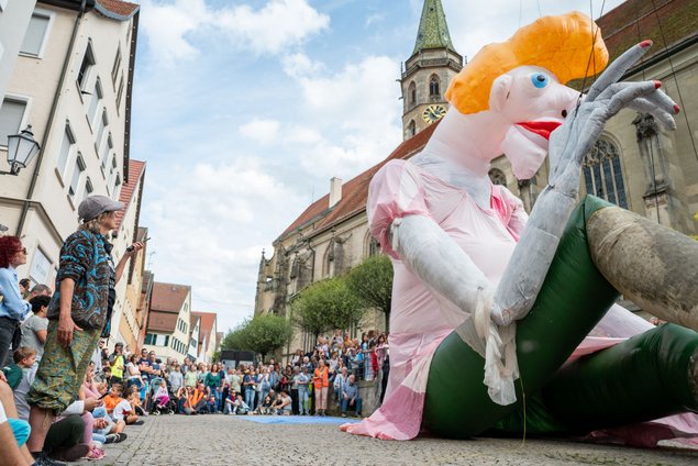 Die gigantische Marionette der Snuff Puppets wächst und wächst ...