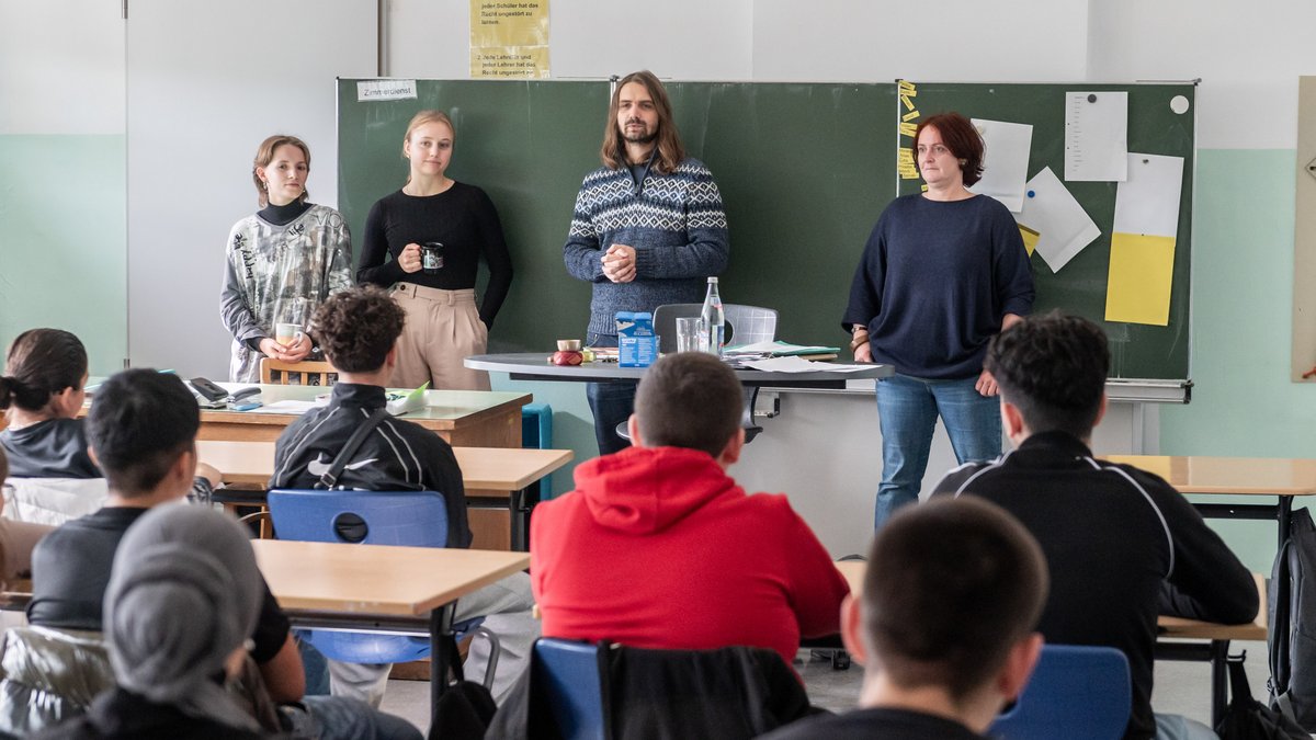 Mit einer achten Klasse der Bismarckschule in Stuttgart-Feuerbach hat Kontext eine Sonderausgabe produziert. Hier im Unterricht im Oktober 2023, unterstützt von (von links) Praktikantin Nelly Rommel, Volontärin Franziska Mayr, Redakteur Minh Schredle und Chef-Redakteurin Anna Hunger. Foto: Jens Volle