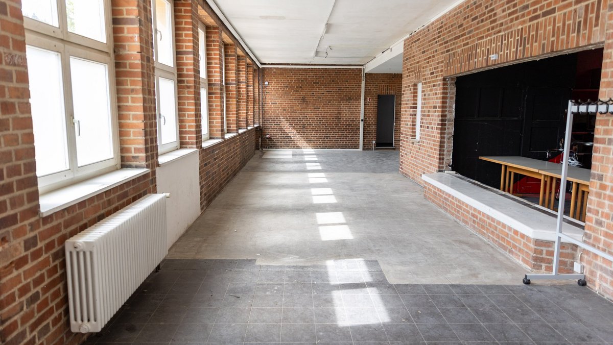 Noch steht die Gepäckhalle. Hier können bald Fahrräder stehen. Noch steht die Gepäckhalle. Hier können bald Fahrräder stehen.