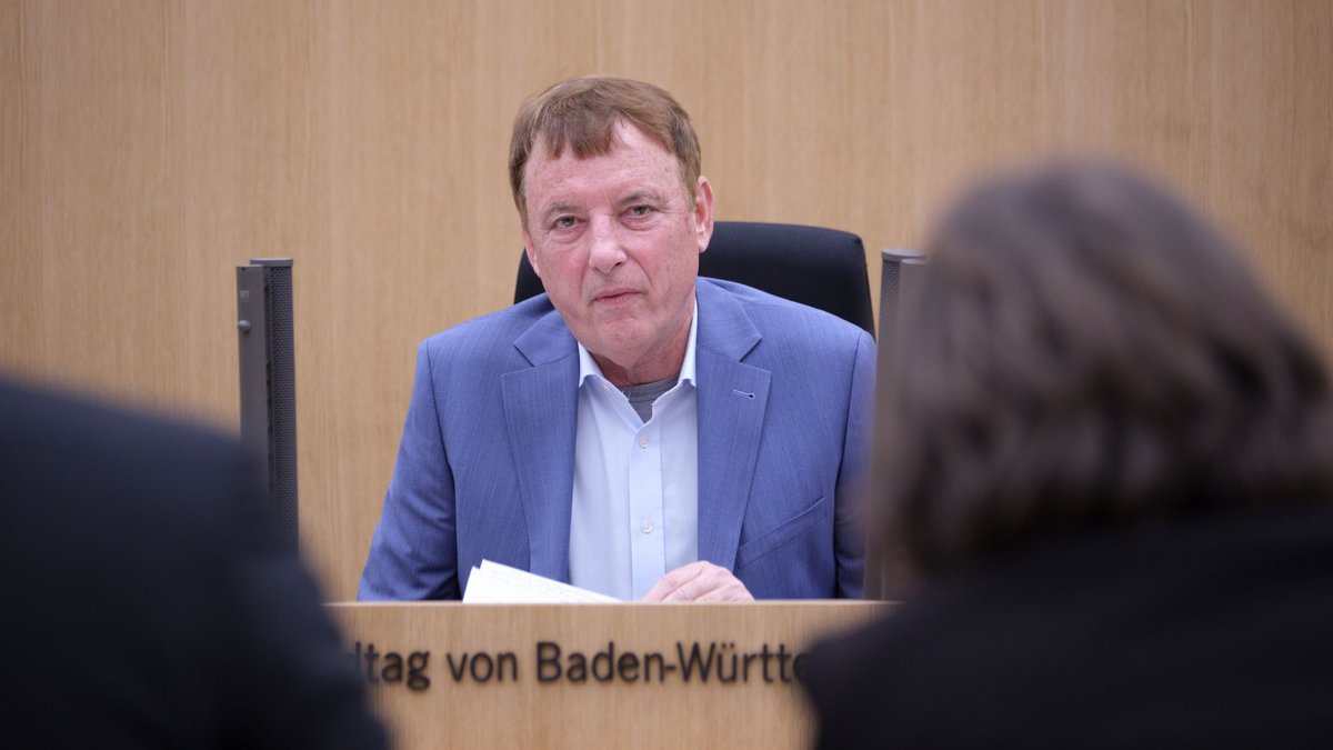 "Eine gefährliche Kultur der gegenseitigen Unterstützung und Beförderung" erkennt Jörg Krauss, der neue Leiter der Stabsstelle "Moderne Werte- und Führungskultur" im Innenministerium. "Eine gefährliche Kultur der gegenseitigen Unterstützung und Beförderung" erkennt Jörg Krauss, der neue Leiter der Stabsstelle "Moderne Werte- und Führungskultur" im Innenministerium.