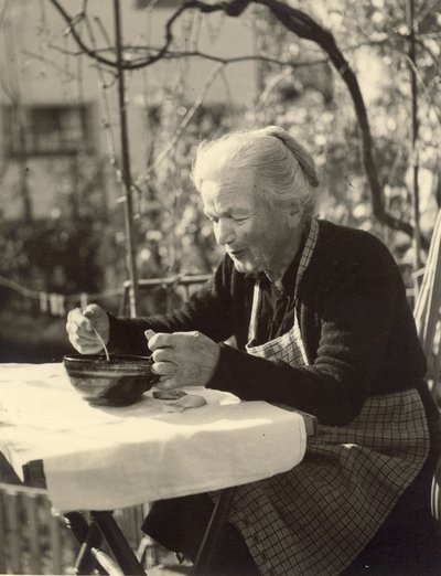 Mia Bernoulli in den Fünfzigerjahren in ihrem Garten. Foto: Martin Hesse © Martin Hesse Erben Mia Bernoulli in den Fünfzigerjahren in ihrem Garten. Foto: Martin Hesse © Martin Hesse Erben