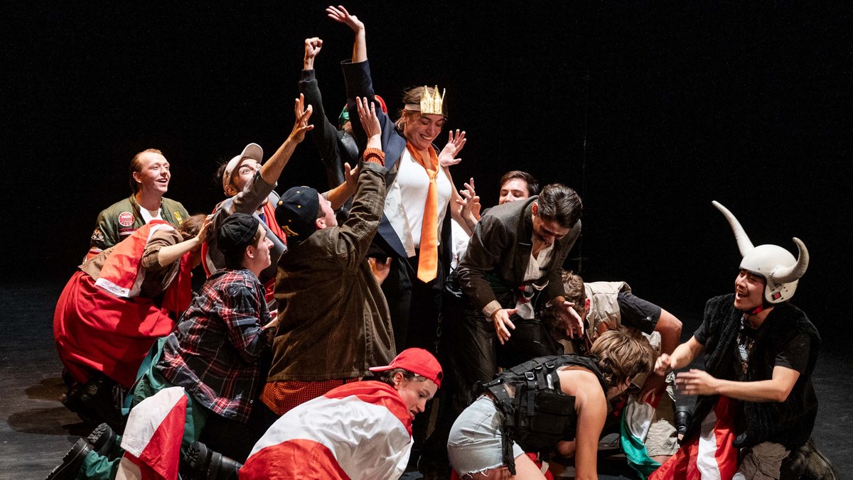 Blanka Szekeres gibt den König, den Vorkämpfer, der die Wahl gewonnen hat.