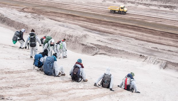 "Hotzenplotz" rutscht auf dem Hosenboden den Abhang hinab.