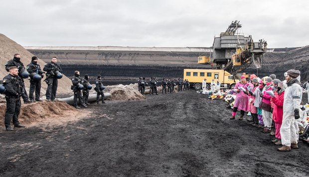 Bunt singt, Schwarz dankt.