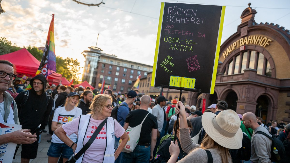 Weniger martialisch und eher bürgerlich ist der Protest bei den angemeldeten Kundgebungen wie hier am Hauptbahnhof.