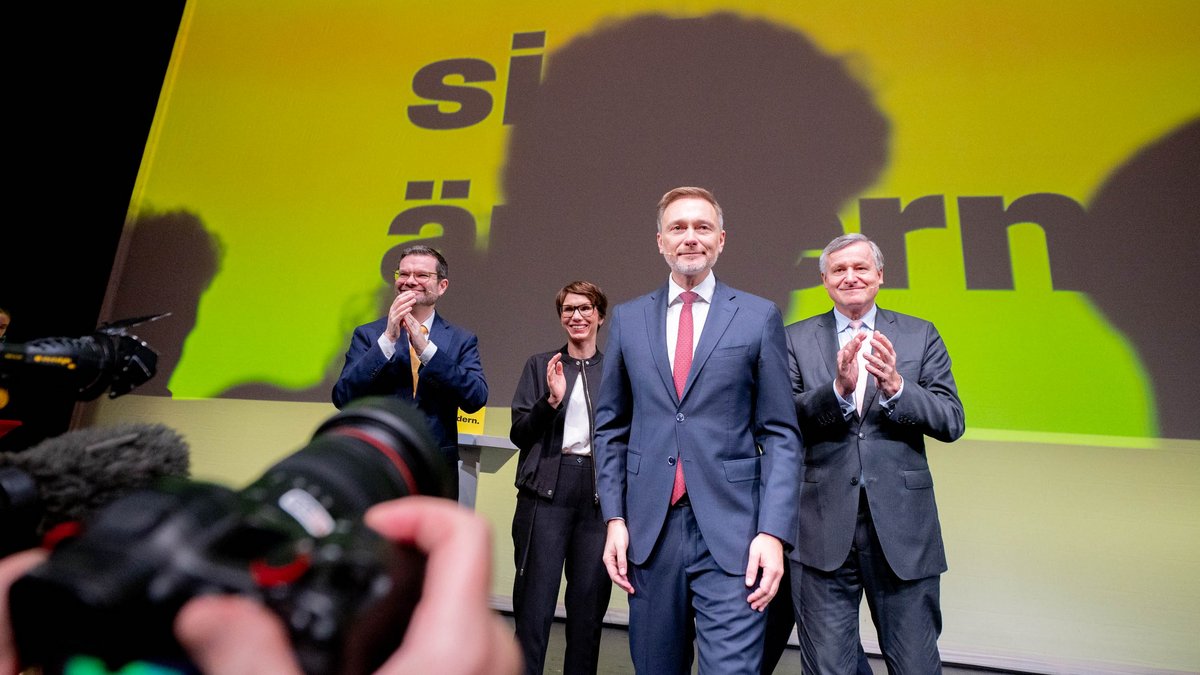 Schatten voraus: Christian Lindner setzt sich in Szene, Marco Buschmann, Judith Skudelny und Hans-Ulrich Rülke applaudieren. Fotos: Jens Volle