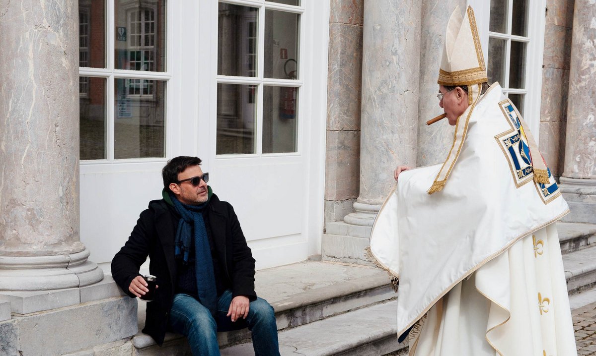 Regisseur François Ozon (links) lässt François Marthouret, den Kardinal-Darsteller, sagen: "Wir sind mit allen Fällen vertraut, und – gelobt sei Gott – sie sind alle verjährt." Fotos: Pandora Film