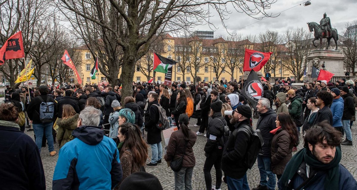 Aktion Nummer 2: Auf dem Karlsplatz sammeln sich gut 400 Menschen.