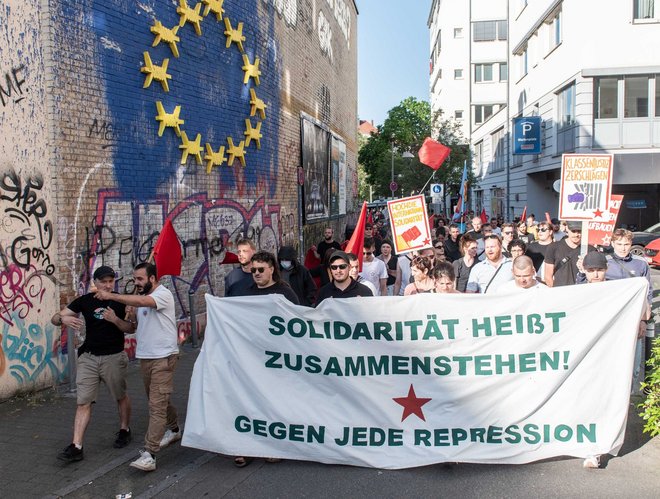 Zusammenstehen hinter dem höchstens 1,5 Meter breiten Banner.