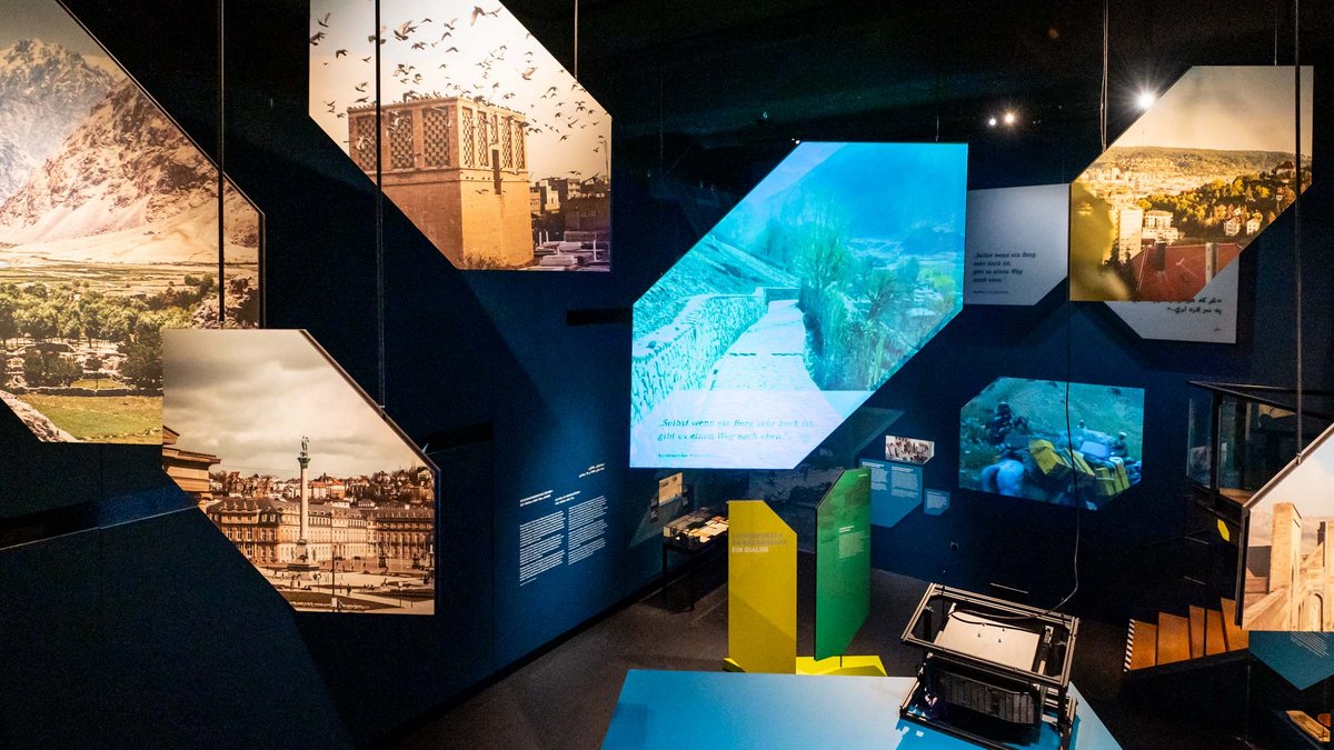 "Verbinden – erzählen – begegnen" lautet der Untertitel der Ausstellung – hier der zentrale Saal. Mehr Fotos davon mit Klick auf den Pfeil.