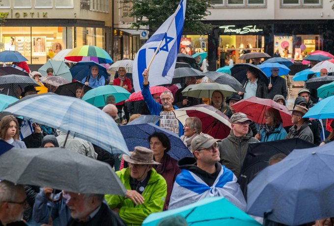 Parallel dazu gedenken einige hundert Menschen auf dem Stuttgarter Marktplatz dem Jahrestag des Hamas-Massakers. Parallel dazu gedenken einige hundert Menschen auf dem Stuttgarter Marktplatz dem Jahrestag des Hamas-Massakers.