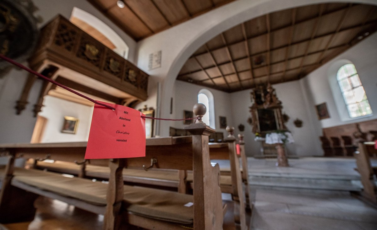 Abstand halten ist besser als Strohpuppen verbrennen – in der Wainer Kirche weiß man das. Fotos: Jens Volle