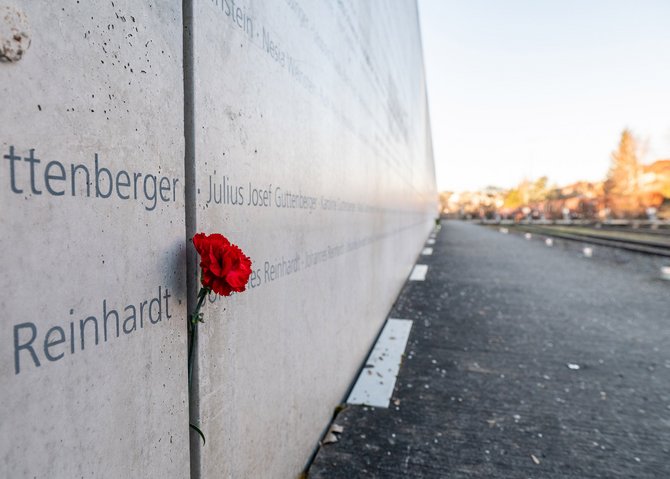 Neben den Gleisen: eine 70 Meter lange Betonmauer mit den Namen der Deportierten.