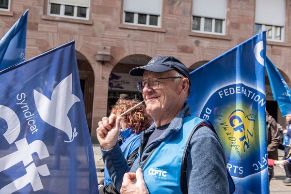 Gewerkschaftsmitglied Michel Heitz demonstriert Seit' an Seit' mit seinen Enkeln.