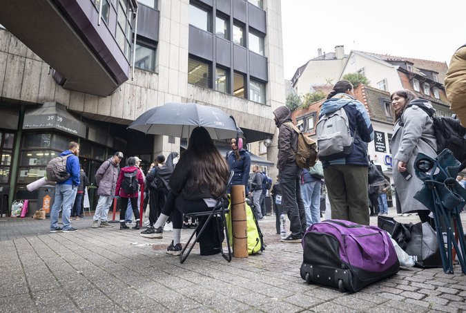 Lange Schlangen vor dem Ausländeramt 2023 – inzwischen hat sich das Warten in die digitale Welt verlagert.