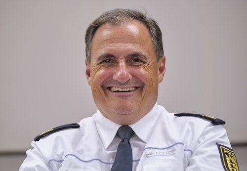 Thomas Berger ist trotz Rassisten in der Polizei gut gelaunt.