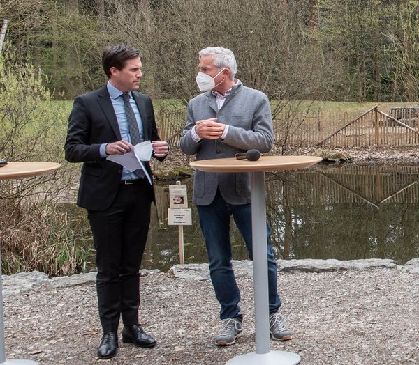 Wald als Kulisse: Manuel Hagel und Thomas Strobl (beide CDU) bei den Koalitionsverhandlungen im April 2021.