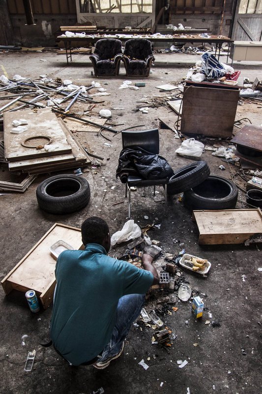 Es ist Ramadan. Jeden Abend holen sich die Africans ihre Ration Essen bei der Hilfsorganisation "Salam" ab und bringen sie in den Squat. Dort wird zusammen gekocht und gegen 21 Uhr gemeinsam das Fasten gebrochen. Trotz ihrer schwierigen Lage halten viele der muslimischen Flüchtlinge die Fasten- und Gebetsregeln streng ein.