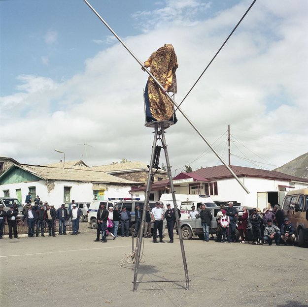 Watschi, Dagestan, 2018: Khalil (25) während eines Auftritts bei einem Dorffest. Khalil und sein Vater unterrichten in der Schule in Makhachkala Seiltanz.
