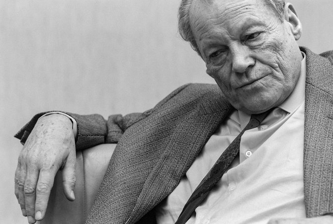 Ein zerknitterter Willy Brandt am Tisch. Foto: Volker Hinz Ein zerknitterter Willy Brandt am Tisch. Foto: BSB/Bildarchiv Volker Hinz