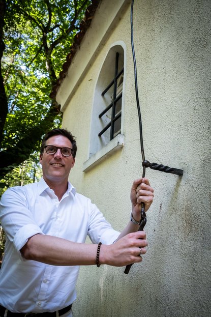 Wer die Glocke der Stoffelberg-Kapelle nicht läutet, war nicht da und hat nicht gebetet. Foto: Achim Zweygarth