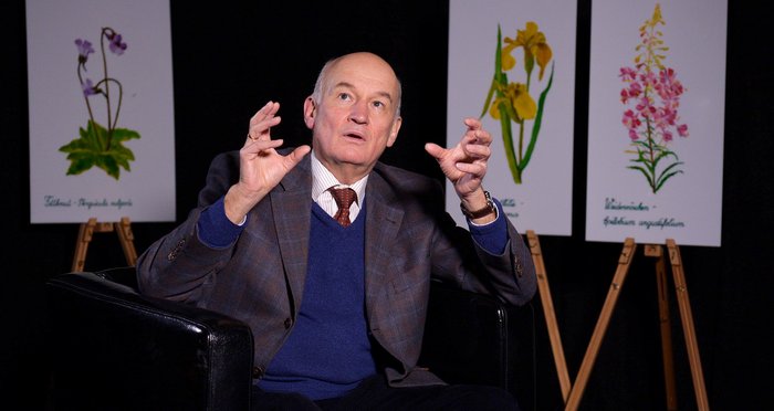 Führt mit dem Regisseur sokratische Gespräche: Prof. Dr. Dr. phil. Harald Walach. Filmstill: Glotzen Off