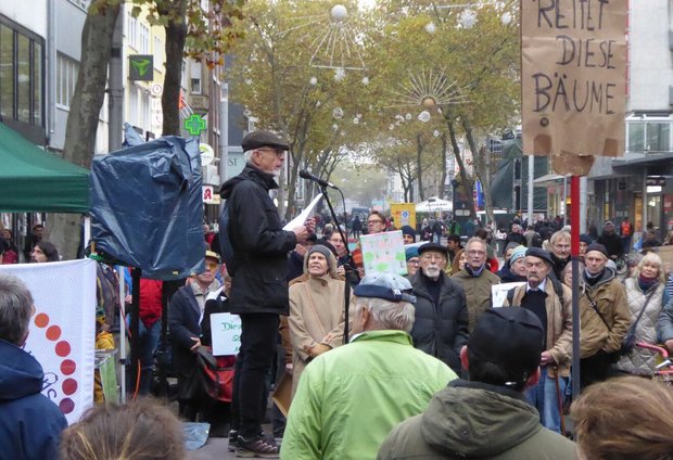 Horst Schmidt auf der Kundgebung "Klima retten, Bäume schützen" im November. Foto: Klimabündnis Karlsruhe