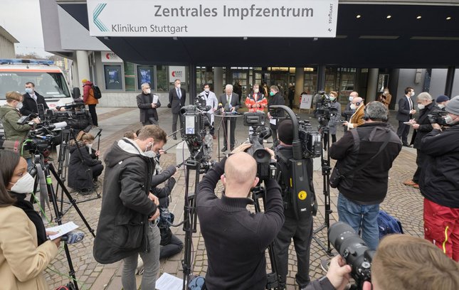 Großes Medien-Bohei vor der Stuttgarter Liederhalle zum Start der Covid-19-Impfungen am 27. Dezember 2020. Foto: Joachim E. Röttgers