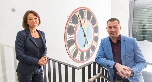 Die Uhr im Rathaus stimme nicht mehr, sagen Monika Ludy und Matthias Henne, sie gehe zehn Minuten nach. Die Uhr im Rathaus stimme nicht mehr, sagen Monika Ludy und Matthias Henne, sie gehe zehn Minuten nach.