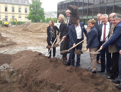 Symbolträchtig: Grün-Schwarz pflanzt zum Jahrestag eine Winterlinde.