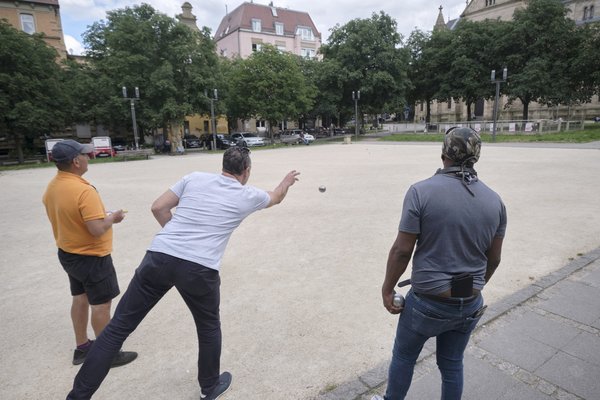 Von Körner ungestört: Boulespieler auf dem Erwin-Schöttle-Platz.