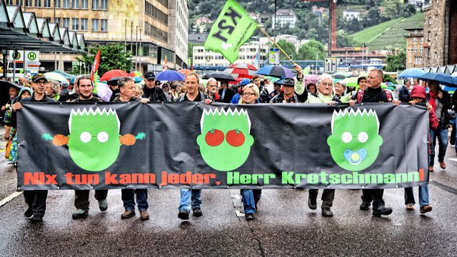 Parole gegen Grüne an der Spitze eines Demozuges der S21-Gegner. Foto: Martin Storz