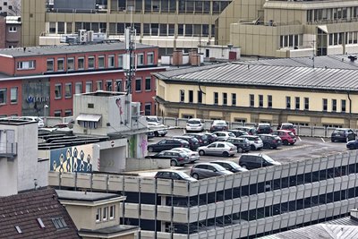 Stehende Autos brauchen jede Menge Platz in der Stadt.