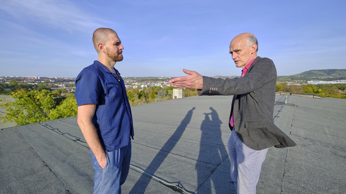 Einer unserer ersten freien Autoren und geblieben bis heute: Kulturjournalist Dietrich Heißenbüttel (rechts), hier im Oktober 2022 mit Amos Heuss vom Stuttgarter Kulturamt auf dem Dach der Villa Berg. Foto: Joachim E. Röttgers