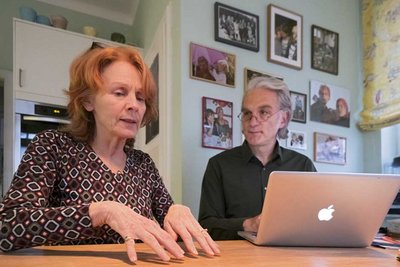 Sigrid Klausmann und Walter Sittler am Küchentisch ihrer Wohnung in Stuttgart. Foto: Joachim E. Röttgers