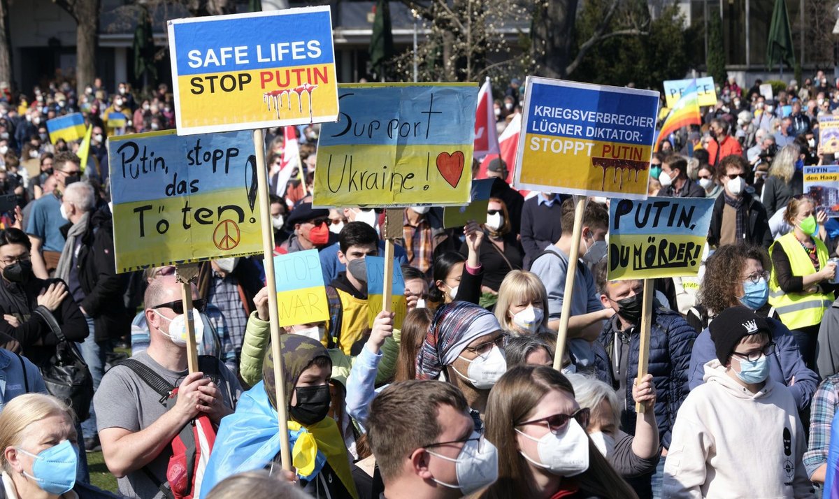 Viele sind mit blau-gelben Ukraine-Schildern gekommen. Viele sind mit blau-gelben Ukraine-Schildern gekommen.