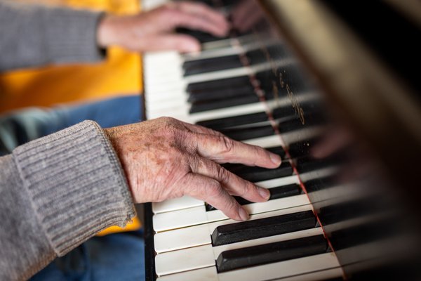 Von seinen Überzeugungen wird er sich nicht abbringen lassen, sagt er und spielt das Lied von den Moorsoldaten.