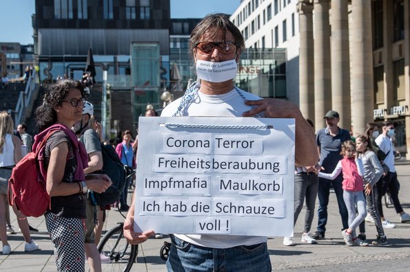 Auf der Maske steht: 'Damals der Judenstern, heute die Gesichtsmaske'.