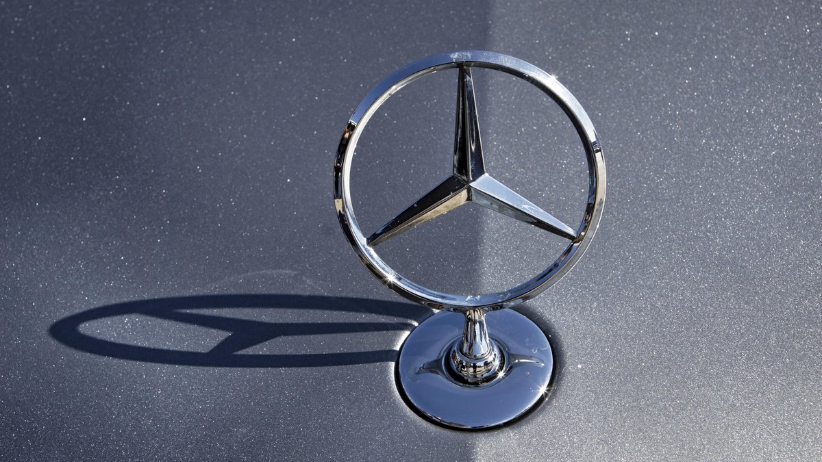 Stern auf Luxuskarosse – der Markenkern des Autoherstellers heißt: hochpreisig. Foto: Joachim E. Röttgers