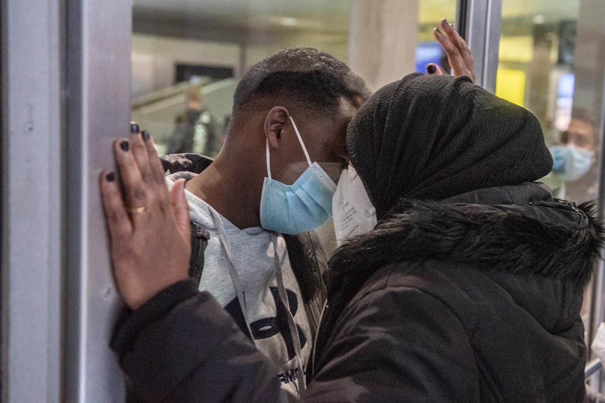 Familienzusammenführung am Stuttgarter Flughafen im Dezember: Sayid trifft nach sieben Jahren seine Mutter Zahra, die aus Somalia geflüchtet ist. 