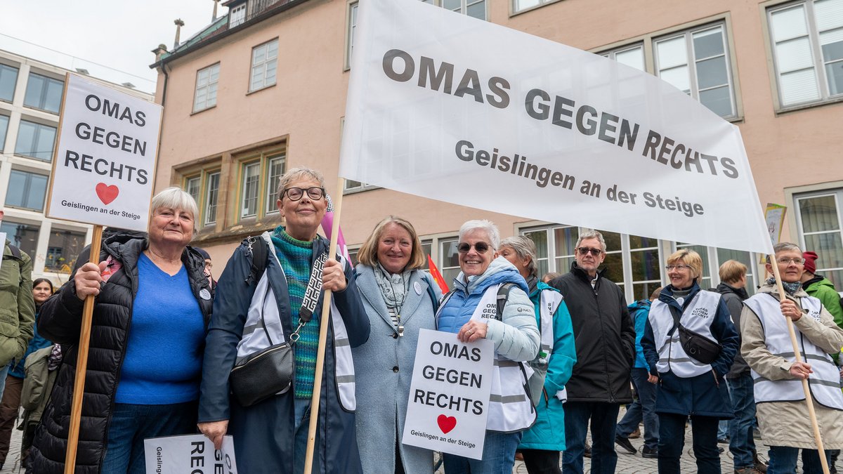 Oktober 2024: Auch hier protestierten diese Omas gegen einen AfD-Landesparteitag, damals in Ulm. Foto: Jens Volle