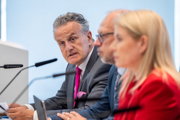 Rhetorischer Freigeist: Stuttgarts OB Frank Nopper (links) zeigt sich gnädig gegenüber Palla.