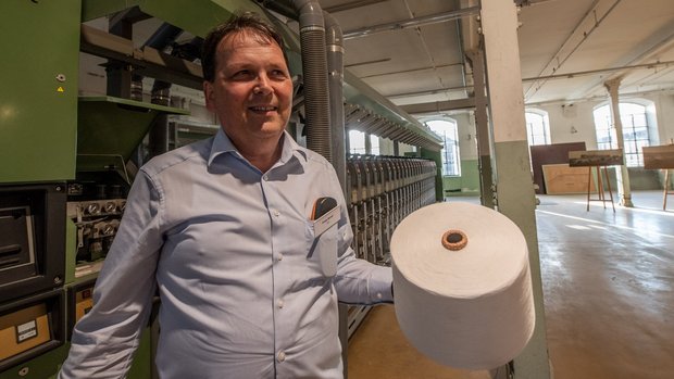 Frank Reiner mit Spindel – vor Kurzem wurde hier noch in großem Stil gesponnen. Frank Reiner mit Spindel – vor Kurzem wurde hier noch in großem Stil gesponnen.